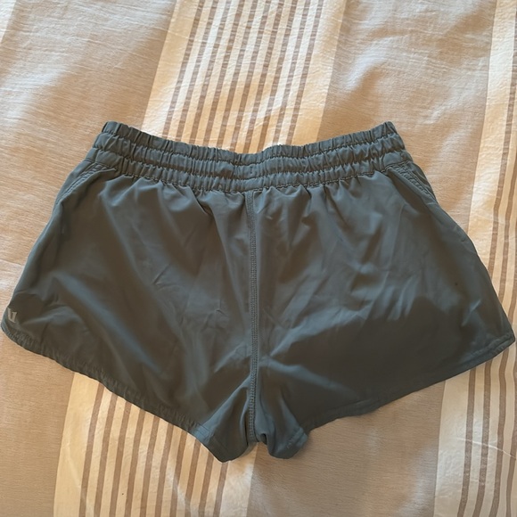 Vuori Clementine Shorts Women’s Green (Marsh/Lark) Drawstring Lined Small - Picture 2 of 4